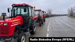 Kolona traktora parkiranih pored puta u Kisaču, mestu u blizini Novog Sada, 15. februar 2026.