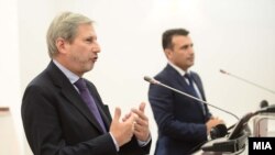 Еврокомесарот за проширување Јоханес Хан и премиерот Зоран Заев