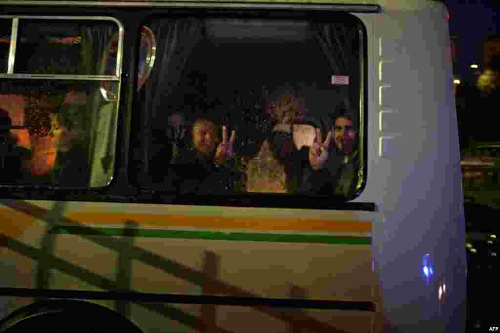 Activiști Greenpeace aduși la Comisia de anchete de la Murmansk, 24 septembrie.