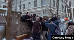 Прорыв защитников здания на площадку