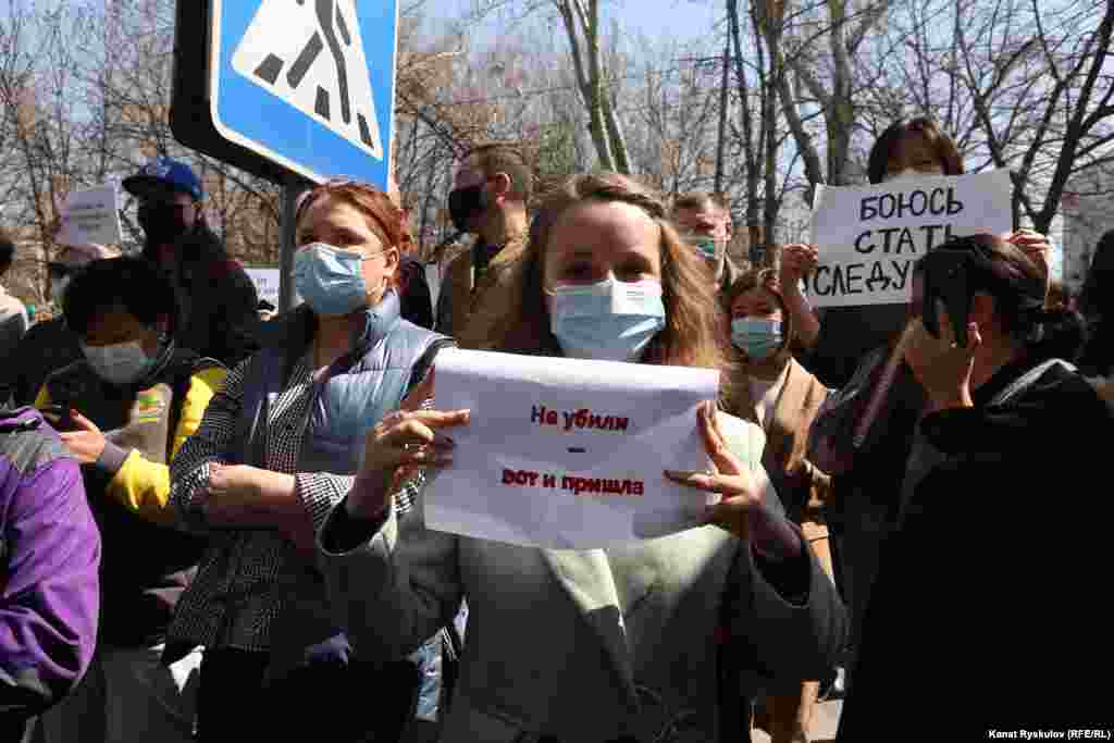 Пришедшие на встречу несколько сотен граждан, активистов, блогеров и журналистов высказались по поводу резонансного убийства&nbsp;похищенной&nbsp;5 апреля Айзады Канатбековой. 