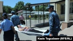 Ауыр дертке шалдыққан тұтқын Гаухар Құдабаеваны түрмеден ауруханаға жеткізген сәт. Алматы облысы, 20 маусым 2019 жыл.