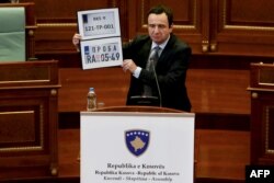 Kryeministri Albin Kurti tregon tabelat e përkohshme të Kosovës dhe ato të Serbisë gjatë seancës plenare të mbajtur më 20 shtator.