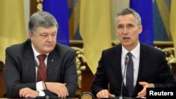 Петро Порошенко і Єнс Столтенберґ (п) у Києві, 10 липня 2017 року