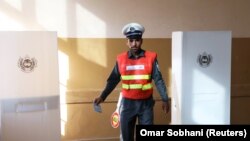 Un polițist afgan votează la Kabul