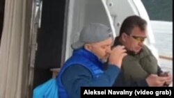 Скриншот фильма-расследования Алексея Навального, в котором упоминаются бизнесмен Олег Дерипаска и вице-премьер России Сергей Приходько.