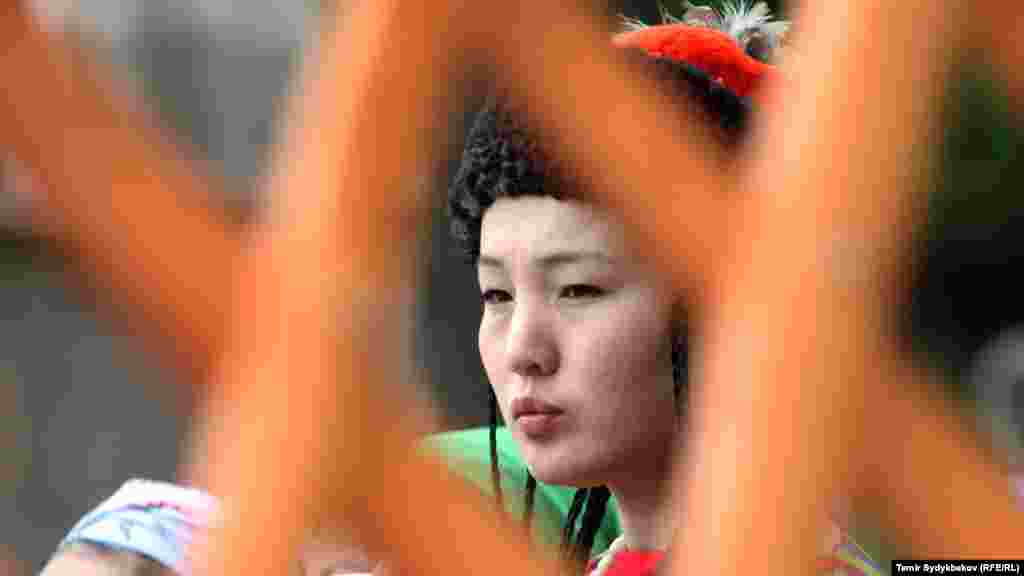 Көкүлүнө шуру такканмын, көлөкөдө бакканмын...