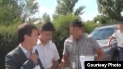 Кадр оперативного видео задержания топ-чиновника Нурболата Урналиева. Уральск, 14 июля 2017 года.