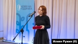 Журналистката от Свободна Европа Видка Атанасова по време на връчването на церемонията по връчването на наградите „Човек на годината“ 2025 г. на Българския хелзинкски комитет.