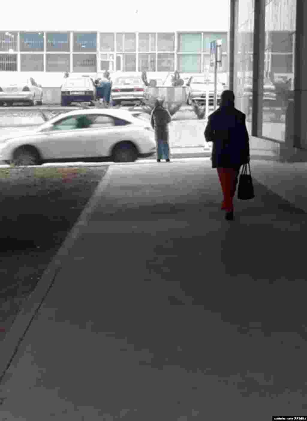 Ýanýodadan ýöräp barýan adamlar