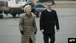 The president of the European Commission, Ursula von der Leyen (left), and Finnish Prime Minister Petteri Orpo attend a press briefing in eastern Finland on April 19. 