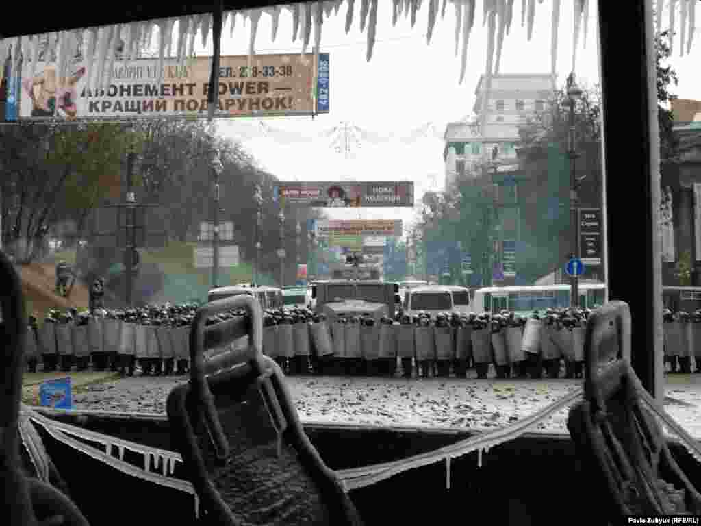 Icicles hang from a torched bus&#39;s windows following clashes overnight on January 19-20 between Ukrainian riot police and antigovernment protesters in Kyiv.