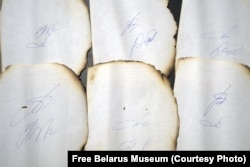 На аркушах добра бачныя подпісы сяброў камісіі, якая, сярод іншых, сфальсыфікавала выбары на карысьць Аляксандра Лукашэнкі