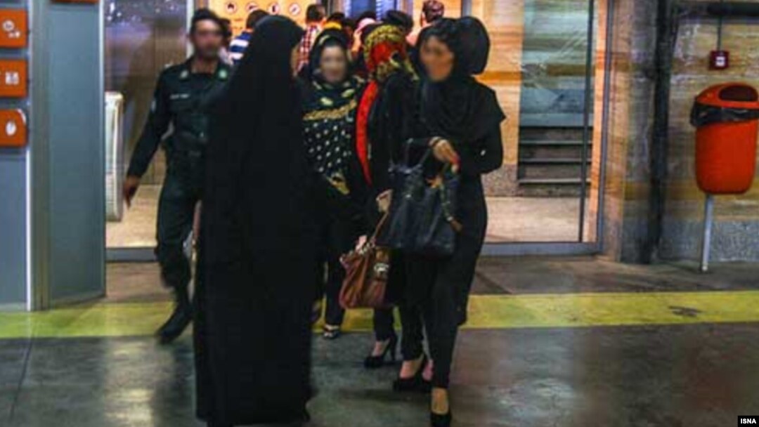 تذکر به زنان در ایران توسط نیروهای گشت ارشاد 