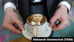 Rusia: caffè latte cu portretul lui Putin creat cu Ripple maker la o cafenea din St. Petersburg.