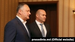 Pavel Voicu (stânga), alături de președintele Igor Dodon

