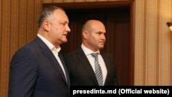 Ministrul Apărării Pavel Voicu (dr.) și președintele R. Moldova, Igor Dodon (stg.)