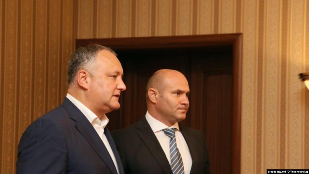 Președintele Igor Dodon (stânga) și ministrul de Interne Pavel Voicu (dreapta)