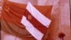 Дэпутат Галіна Сямдзянава ўносіць нацыянальны сьцяг у Вярхоўны Савет, 24 жніўня 1991