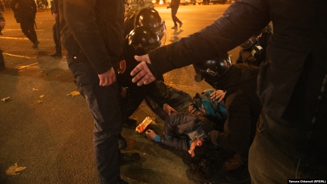 Tbilisi, Georgia - proteste în dimineața zilei de 29 noiembrie, după ce partidul Visul Georgian a revocat procesul integrării în Uniunea Europeană.