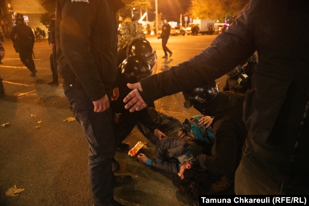 Victoria Justice порно фотосуреттері Блум мен Скайдың жыныстық қатынасқа түскені туралы онлайн бейне