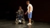 Actorii amatori Alex Tache (Martin) și Arian Notrețu (Albert) în spectacolul „Nicio pastilă magică / No Magic Pill”, la Teatrul Național București.