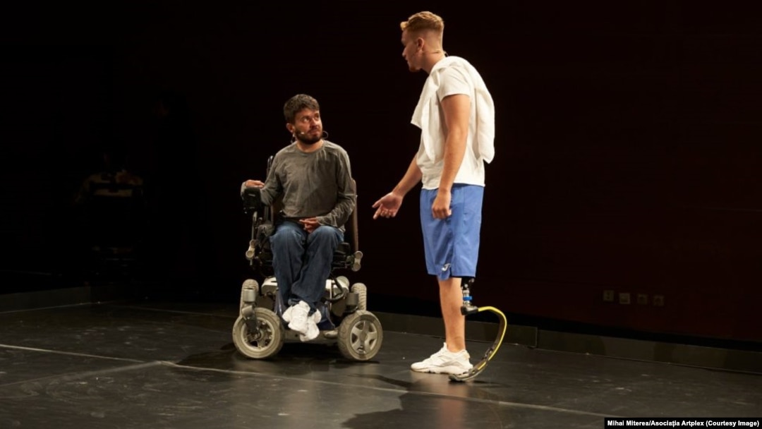 Actorii amatori Alex Tache (Martin) și Arian Notrețu (Albert) în spectacolul „Nicio pastilă magică / No Magic Pill”, la Teatrul Național București.