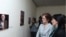 Посол США в Армении Мари Йованович посещает фотовыставку на тему «Свобода прессы: право на получение информации»