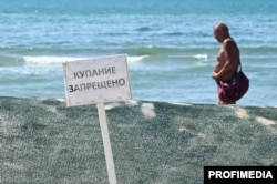 Знак, запрещающий купаться в море, Анапа, май 2025 года