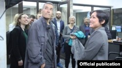 Даниялык журналисттер ЖК депутаты Аида Касымалиева менен парламент имаратында. 