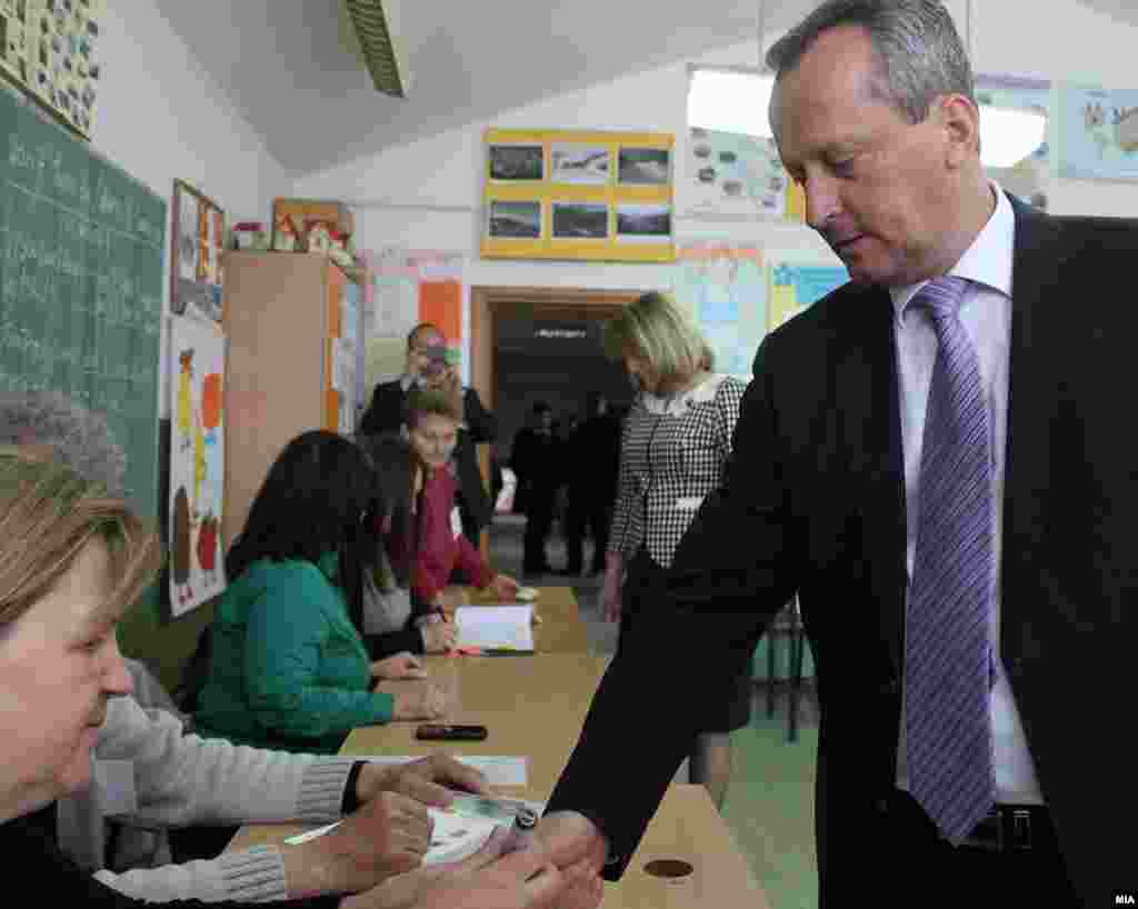 Macedonia - Parliamentary speaker Trajko Veljanoski votes on first round of presidential elections in Skopje - 13Apr2014