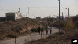 Mladi jevrejski doseljenici šetaju u Amoni, izraelskoj ispostavi na Zapadnoj obali, istočno od palestinskog grada Ramale (arhivska fotografija)