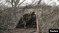 Українські війська ведуть вогонь із гаубиці Д-30 на Запорізькому напрямку, квітень 2026 року