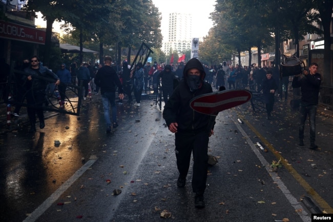 Protesta antiqeveritare në Tiranë, më 13 tetor.