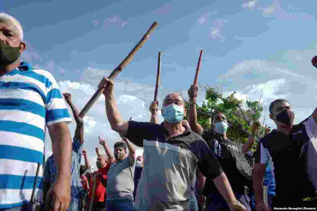 Поліцейські в цивільному і прихильники уряду реагують під час антиурядових протестів у Гавані, Куба, 11 липня 2021 року