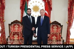 Президент Турции Реджеп Тайип Эрдоган и временный президент Сирии Ахмед аш-Шараа на переговорах в Стамбуле. 24 мая 2025 года