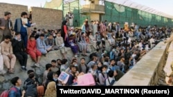 Kabulyň aeroportunyň daşyndaky mähelle 