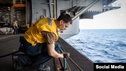 عکسی دیگر از عملیات روتین خدمۀ ناو هواپیمابر آبراهام لینکن،‌ که ششم بهمن‌ماه از سوی سنتکام منتشر شد