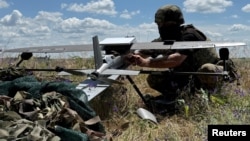 Український військовий запускає дрон Hornet біля лінії фронту. Літо 2026 року