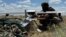 Український військовий запускає дрон Hornet біля лінії фронту. Літо 2026 року