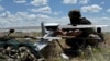Un militar ucrainean se pregătește să lanseze o dronă de atac Hornet, de producție americană, în regiunea Donețk, Ucraina, iunie 2026.
