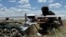 Un militar ucrainean se pregătește să lanseze o dronă de atac Hornet, de producție americană, în regiunea Donețk, Ucraina, iunie 2026.