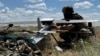 Un militar ucrainean pregătește de lansare o dronă americană Hornet, în regiunea estică Donețk, iunie 2026. Campania ucraineană de atacuri cu drone pe distanțe medii a reușit, în ultimele luni, să perturbe logistica forțelor rusești și să contribuie la izolarea Crimeii anexate.