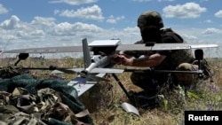 Un militar ucrainean pregătește de lansare o dronă americană Hornet, în regiunea estică Donețk, iunie 2026. Campania ucraineană de atacuri cu drone pe distanțe medii a reușit, în ultimele luni, să perturbe logistica forțelor rusești și să contribuie la izolarea Crimeii anexate.