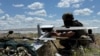 Военнослужащий 25-й отдельной воздушно-десантной бригады готовится к запуску ударного беспилотника «Хорнет»