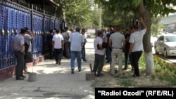Таджикские дальнобойщики у здания Госслужбы по надзору и регулированию в области транспорта Минтранса Таджикистана