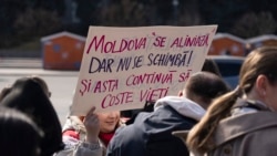 O activistă cu o pancartă, în timpul Marșului Feminist de la Chișinău, 8 martie 2026