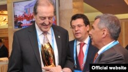 Клод-Луи Гальен (c), Илсур Метшин һәм Рөстәм Миңнеханов 