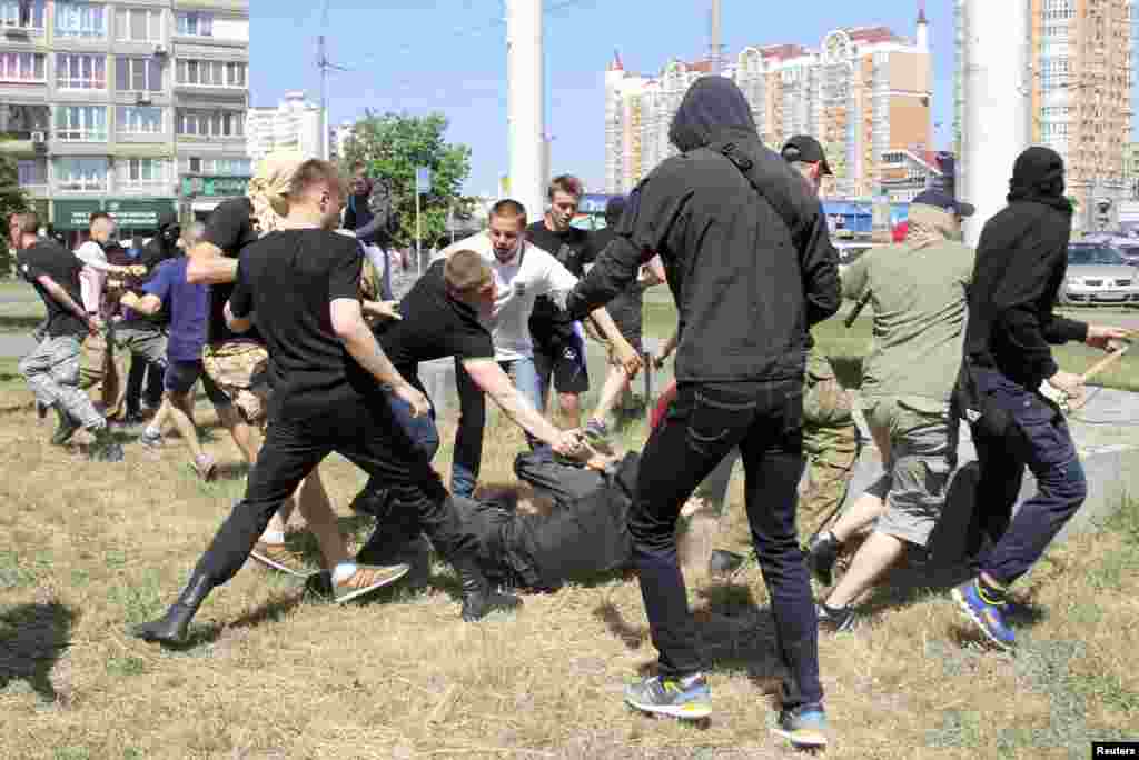 Бійка під час&nbsp;&laquo;Маршу рівності&raquo; ЛГБТ-спільнот у Києві, 6 червня 2015 року