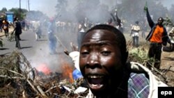 Кения астанасы Найробиде болған полиция мен демократиялық қозғалыс жақтастарының арасындағы қақтығыс. 3 қаңтар 2008. (Көрнекі сурет).